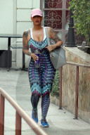 PEOPLE - Amber Rose im engen Suit auf dem Weg zum Training