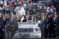 NEWS - Heiligsprechung auf dem Petersplatz: Papst feiert neue Heilige