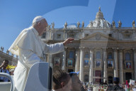 NEWS - Heiligsprechung auf dem Petersplatz: Papst feiert neue Heilige
