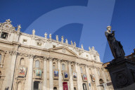 NEWS - Heiligsprechung auf dem Petersplatz: Papst feiert neue Heilige