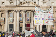 NEWS - Heiligsprechung auf dem Petersplatz: Papst feiert neue Heilige