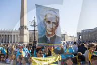 NEWS - Heiligsprechung auf dem Petersplatz: Papst feiert neue Heilige