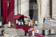 NEWS - Heiligsprechung auf dem Petersplatz: Papst feiert neue Heilige