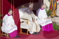 NEWS - Heiligsprechung auf dem Petersplatz: Papst feiert neue Heilige