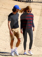 PEOPLE - Shia LaBeouf und Mia Goth flittern im Park mit ihrem Hund