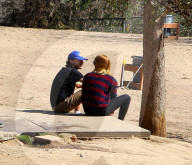 PEOPLE - Shia LaBeouf und Mia Goth flittern im Park mit ihrem Hund