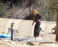 PEOPLE - Shia LaBeouf und Mia Goth flittern im Park mit ihrem Hund