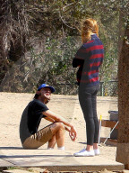 PEOPLE - Shia LaBeouf und Mia Goth flittern im Park mit ihrem Hund