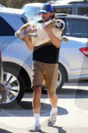 PEOPLE - Shia LaBeouf und Mia Goth flittern im Park mit ihrem Hund