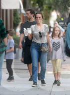 PEOPLE - Tobey Maguire mit der Familie in Los Angeles unterwegs