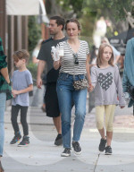 PEOPLE - Tobey Maguire mit der Familie in Los Angeles unterwegs