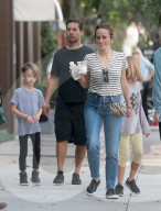 PEOPLE - Tobey Maguire mit der Familie in Los Angeles unterwegs