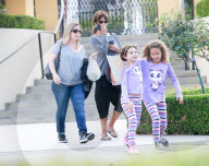 PEOPLE - Halle Berry mit Klein Nahla in Calabasas unterwegs