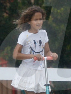 PEOPLE - Halle Berry mit Klein Nahla in Calabasas unterwegs