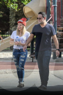 PEOPLE - Happy Family: Hilary Duff und Mike Comrie mit Klein Luca im Park