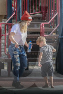 PEOPLE - Happy Family: Hilary Duff und Mike Comrie mit Klein Luca im Park