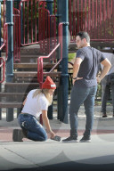 PEOPLE - Happy Family: Hilary Duff und Mike Comrie mit Klein Luca im Park