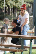 PEOPLE - Happy Family: Hilary Duff und Mike Comrie mit Klein Luca im Park
