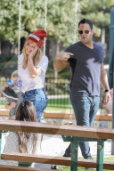 PEOPLE - Happy Family: Hilary Duff und Mike Comrie mit Klein Luca im Park
