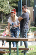 PEOPLE - Happy Family: Hilary Duff und Mike Comrie mit Klein Luca im Park