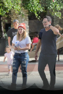 PEOPLE - Happy Family: Hilary Duff und Mike Comrie mit Klein Luca im Park