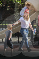 PEOPLE - Happy Family: Hilary Duff und Mike Comrie mit Klein Luca im Park
