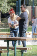 PEOPLE - Happy Family: Hilary Duff und Mike Comrie mit Klein Luca im Park