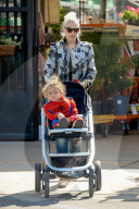 PEOPLE - Gwen Stefani schiebt Klein Apollo während Blake Shelton das Holz schleppt