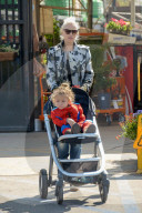 PEOPLE - Gwen Stefani schiebt Klein Apollo während Blake Shelton das Holz schleppt