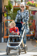 PEOPLE - Gwen Stefani schiebt Klein Apollo während Blake Shelton das Holz schleppt