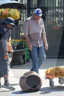 PEOPLE - Gwen Stefani schiebt Klein Apollo während Blake Shelton das Holz schleppt