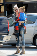 PEOPLE - Gwen Stefani schiebt Klein Apollo während Blake Shelton das Holz schleppt