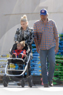 PEOPLE - Gwen Stefani schiebt Klein Apollo während Blake Shelton das Holz schleppt