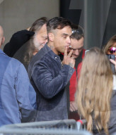 PEOPLE - Robbie Williams pafft vor den Toren der BBC