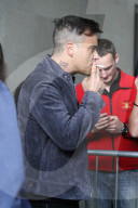 PEOPLE - Robbie Williams pafft vor den Toren der BBC