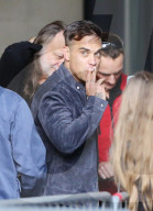 PEOPLE - Robbie Williams pafft vor den Toren der BBC