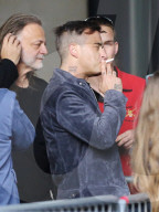 PEOPLE - Robbie Williams pafft vor den Toren der BBC