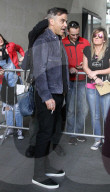 PEOPLE - Robbie Williams pafft vor den Toren der BBC