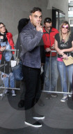PEOPLE - Robbie Williams pafft vor den Toren der BBC