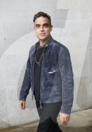 PEOPLE - Robbie Williams pafft vor den Toren der BBC