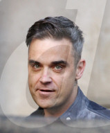 PEOPLE - Robbie Williams pafft vor den Toren der BBC