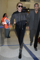 PEOPLE - Lady in Black: Khloe Kardashian landet in Los Angeles