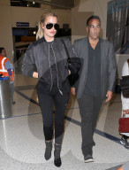 PEOPLE - Lady in Black: Khloe Kardashian landet in Los Angeles