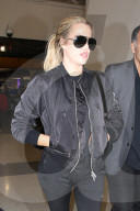 PEOPLE - Lady in Black: Khloe Kardashian landet in Los Angeles