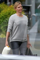PEOPLE - Charlize Theron schleppt die Einkäufe nach Hause