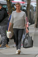 PEOPLE - Charlize Theron schleppt die Einkäufe nach Hause