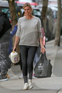 PEOPLE - Charlize Theron schleppt die Einkäufe nach Hause