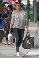 PEOPLE - Charlize Theron schleppt die Einkäufe nach Hause