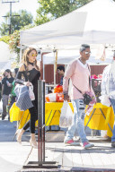 PEOPLE - Jermaine Jackson mit unbekannter Frau auf dem Bauernmarkt