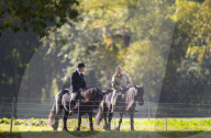 EXKLUSIV - Queen Elizabeth reitet durch den Park